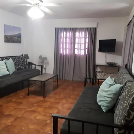 Pueblo Torviscas 아데제